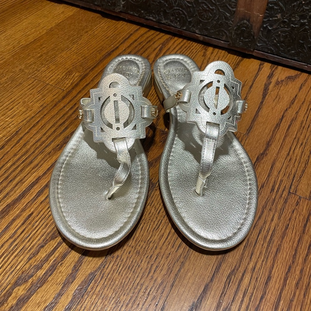 Crown & Ivy Platino Wylie sandals